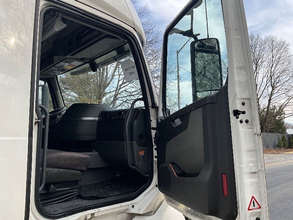 Sleeper Tractor-Heavy Duty Tractors-Volvo-2022-VNL64760-Reading-PA-630,203\n\t\tmiles-$ 57,500 - Image 13
