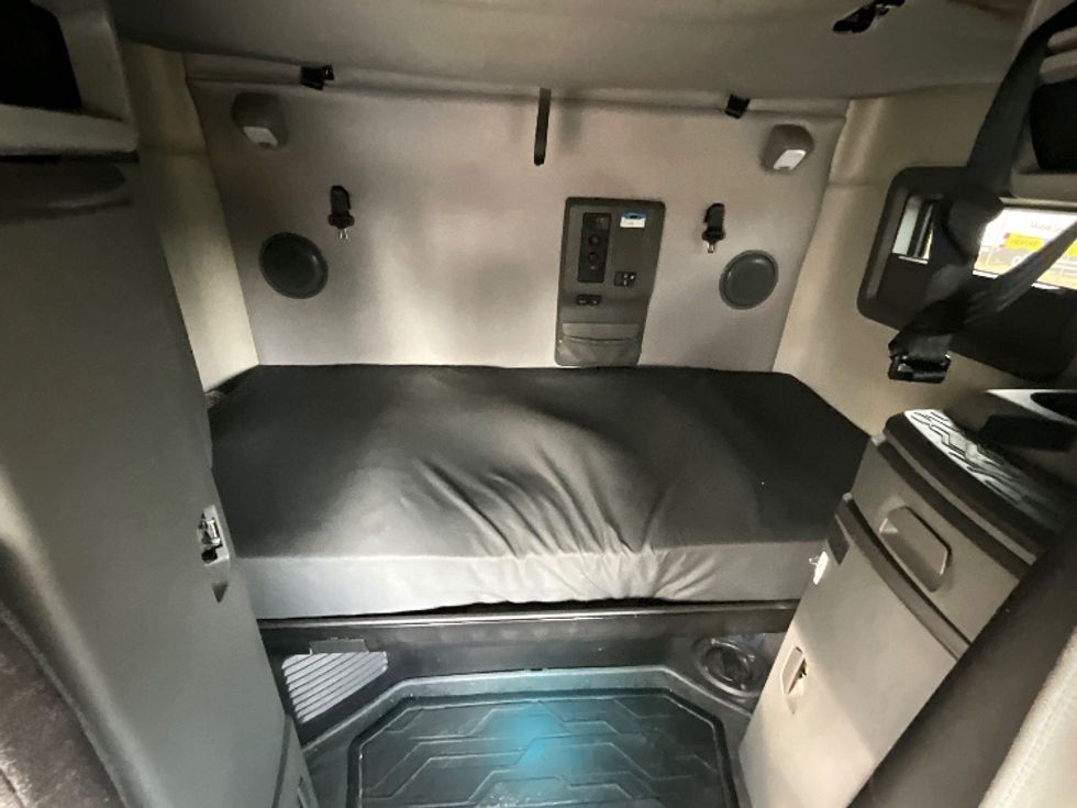 Sleeper Tractor-Heavy Duty Tractors-Volvo-2022-VNL64760-Reading-PA-630,203\n\t\tmiles-$ 57,500 - Image 16