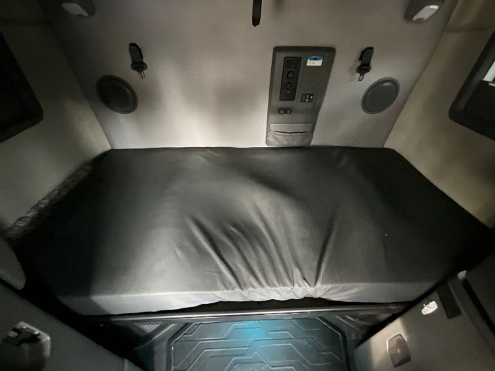 Sleeper Tractor-Heavy Duty Tractors-Volvo-2022-VNL64760-Reading-PA-630,203\n\t\tmiles-$ 57,500 - Image 17