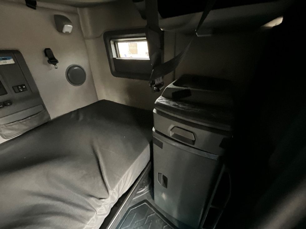 Sleeper Tractor-Heavy Duty Tractors-Volvo-2022-VNL64760-Reading-PA-630,203\n\t\tmiles-$ 57,500 - Image 18