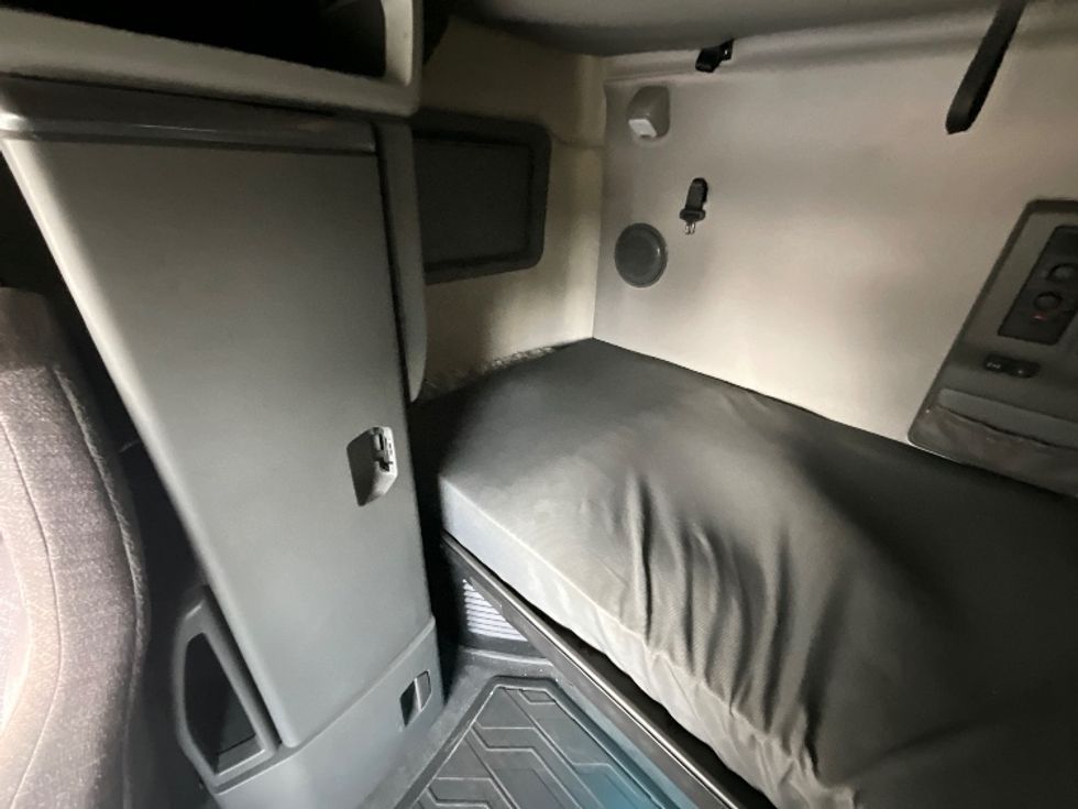 Sleeper Tractor-Heavy Duty Tractors-Volvo-2022-VNL64760-Reading-PA-630,203\n\t\tmiles-$ 57,500 - Image 19