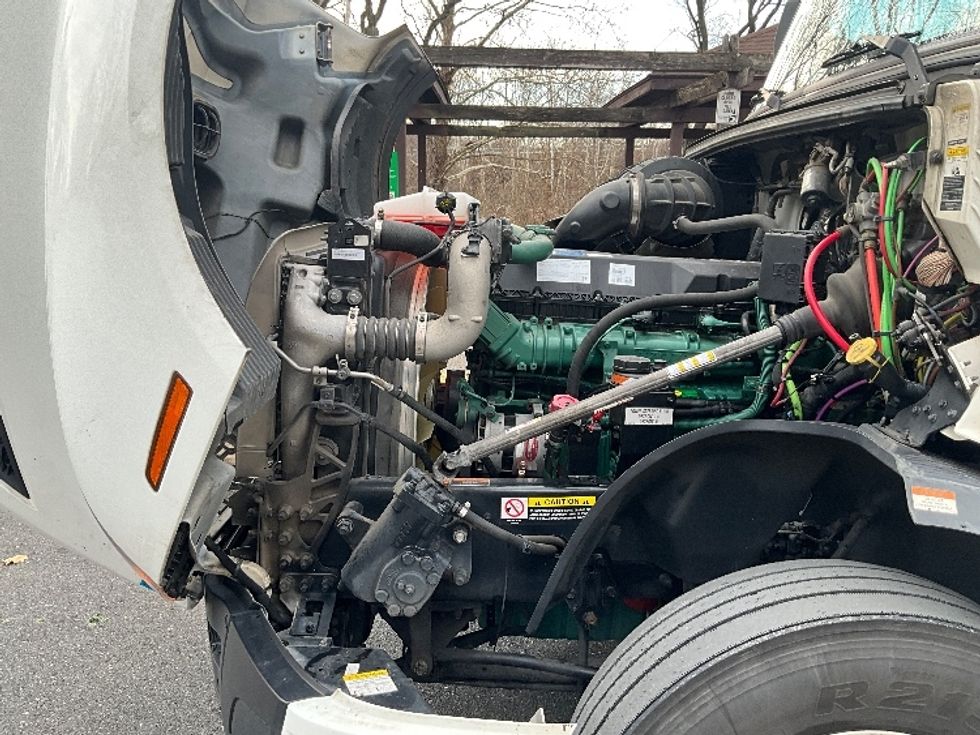 Sleeper Tractor-Heavy Duty Tractors-Volvo-2022-VNL64760-Reading-PA-630,203\n\t\tmiles-$ 57,500 - Image 21