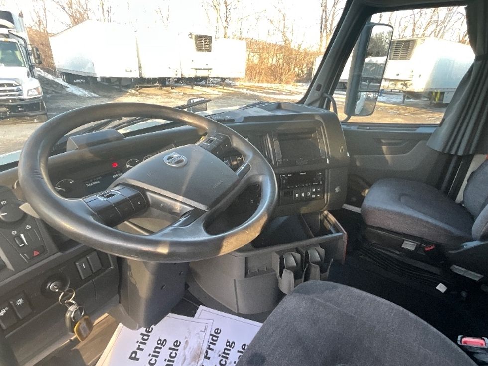 Sleeper Tractor-Heavy Duty Tractors-Volvo-2022-VNL64760-Reading-PA-631,005\n\t\tmiles-$ 57,500 - Image 10