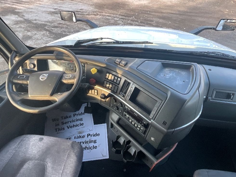 Sleeper Tractor-Heavy Duty Tractors-Volvo-2022-VNL64760-Reading-PA-631,005\n\t\tmiles-$ 57,500 - Image 12