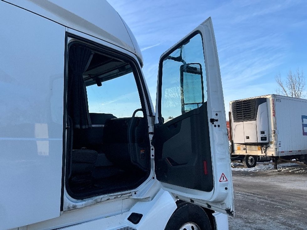 Sleeper Tractor-Heavy Duty Tractors-Volvo-2022-VNL64760-Reading-PA-631,005\n\t\tmiles-$ 57,500 - Image 13