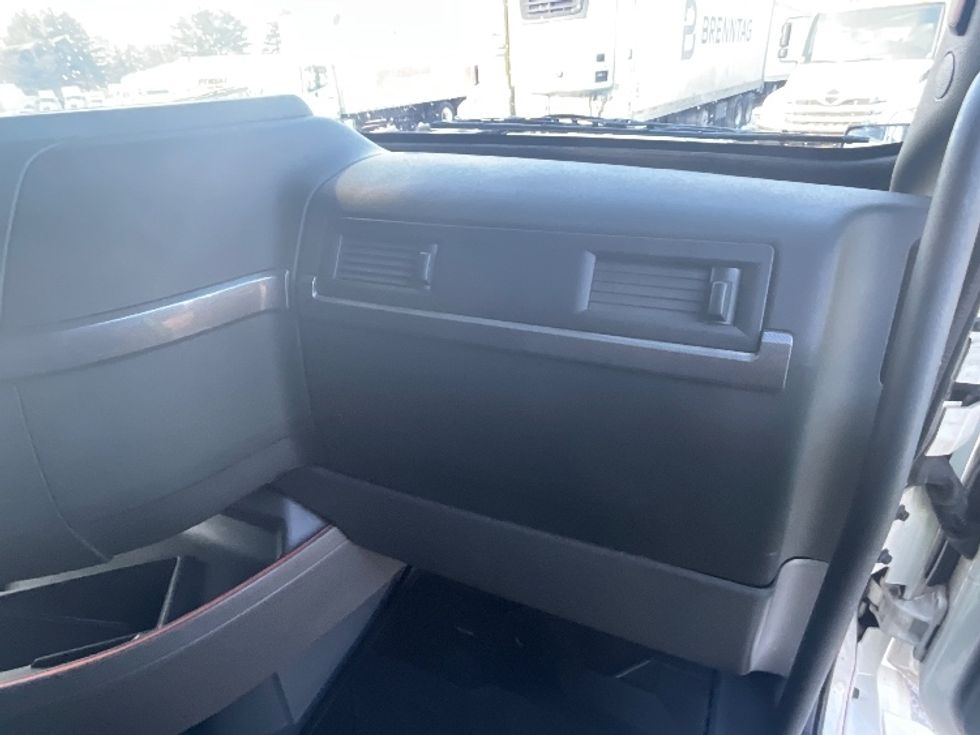 Sleeper Tractor-Heavy Duty Tractors-Volvo-2022-VNL64760-Reading-PA-631,005\n\t\tmiles-$ 57,500 - Image 14