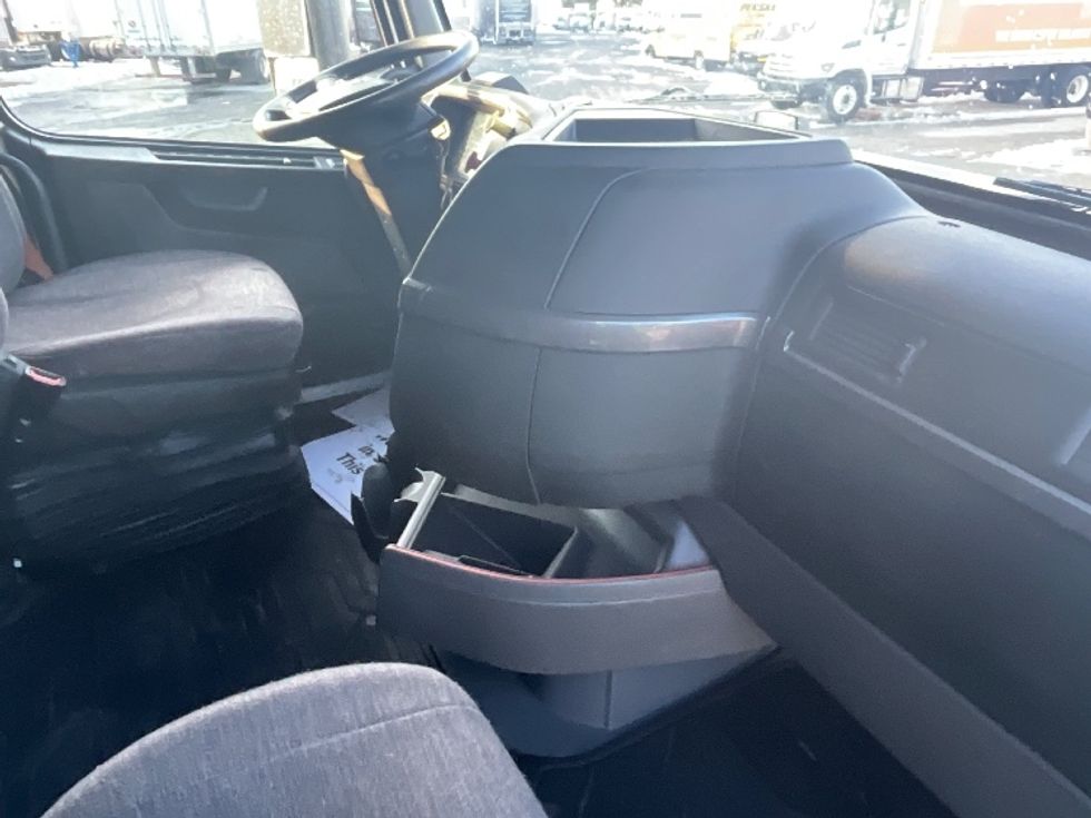 Sleeper Tractor-Heavy Duty Tractors-Volvo-2022-VNL64760-Reading-PA-631,005\n\t\tmiles-$ 57,500 - Image 15