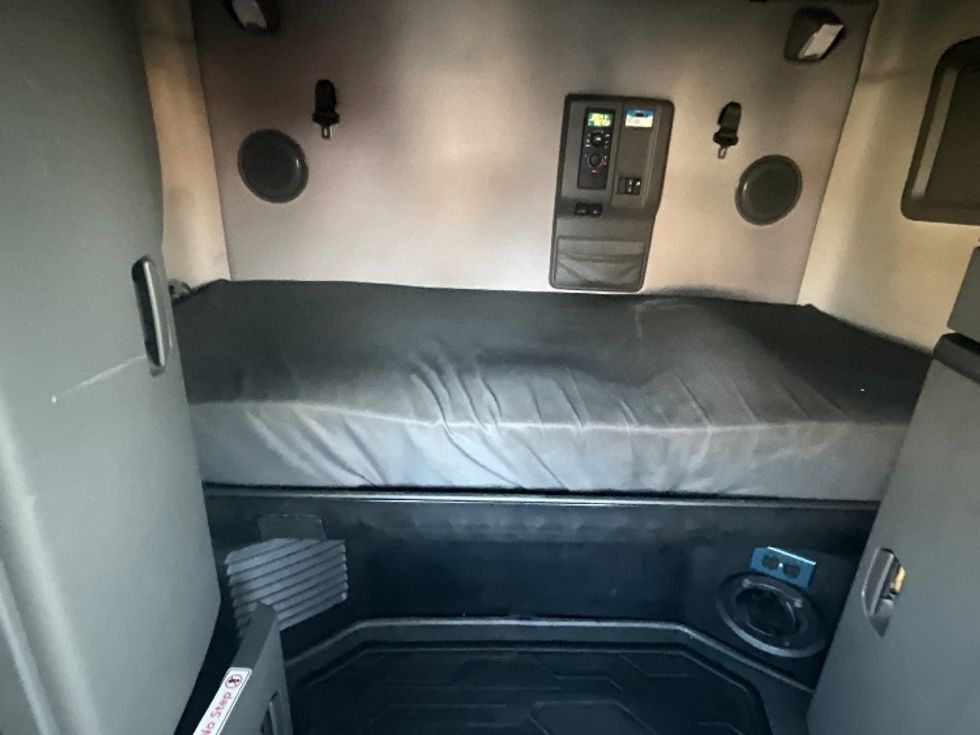 Sleeper Tractor-Heavy Duty Tractors-Volvo-2022-VNL64760-Reading-PA-631,005\n\t\tmiles-$ 57,500 - Image 16