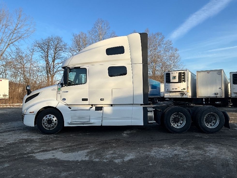 Sleeper Tractor-Heavy Duty Tractors-Volvo-2022-VNL64760-Reading-PA-631,005\n\t\tmiles-$ 57,500 - Image 4