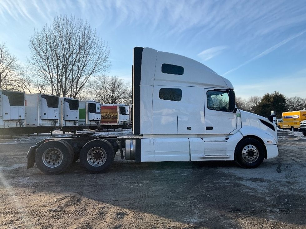 Sleeper Tractor-Heavy Duty Tractors-Volvo-2022-VNL64760-Reading-PA-631,005\n\t\tmiles-$ 57,500 - Image 8