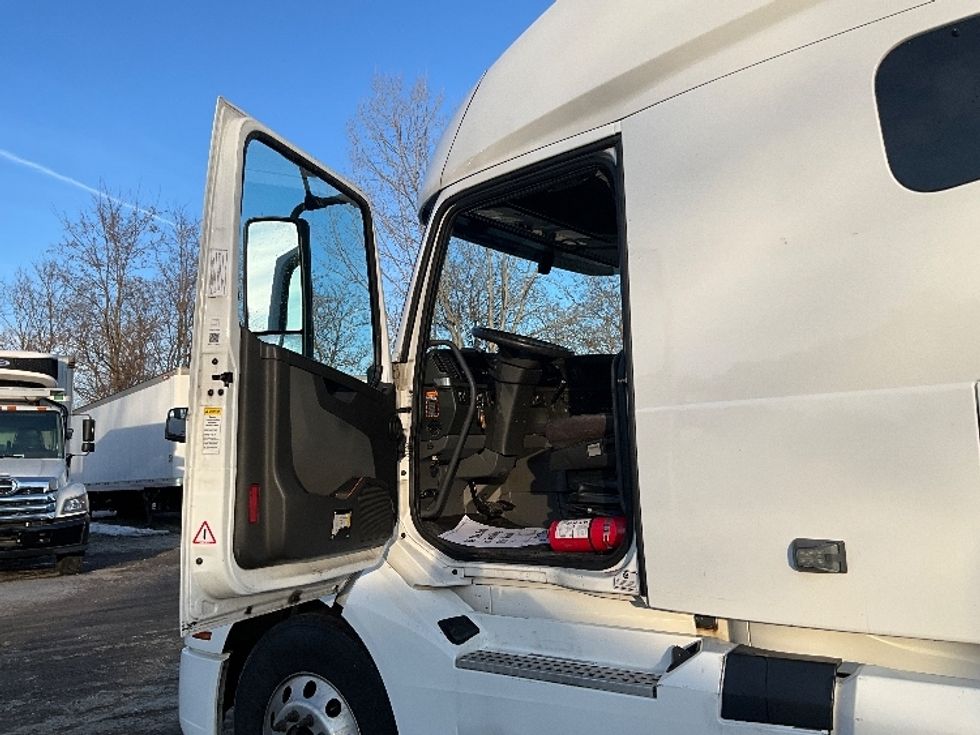 Sleeper Tractor-Heavy Duty Tractors-Volvo-2022-VNL64760-Reading-PA-631,005\n\t\tmiles-$ 57,500 - Image 9