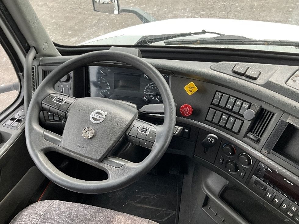 Sleeper Tractor-Heavy Duty Tractors-Volvo-2022-VNL64760-Reading-PA-639,612\n\t\tmiles-$ 56,500 - Image 11