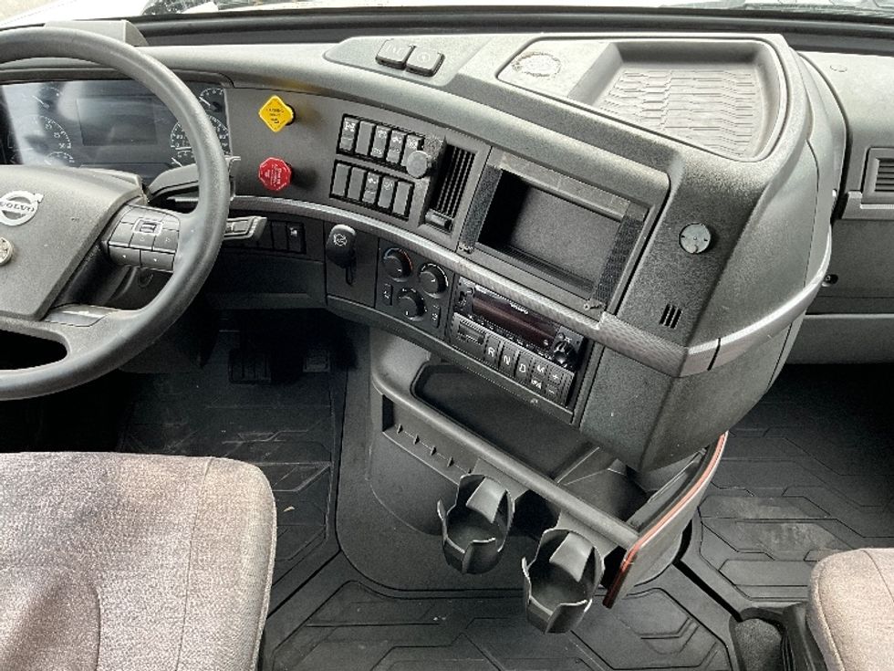 Sleeper Tractor-Heavy Duty Tractors-Volvo-2022-VNL64760-Reading-PA-639,612\n\t\tmiles-$ 56,500 - Image 12