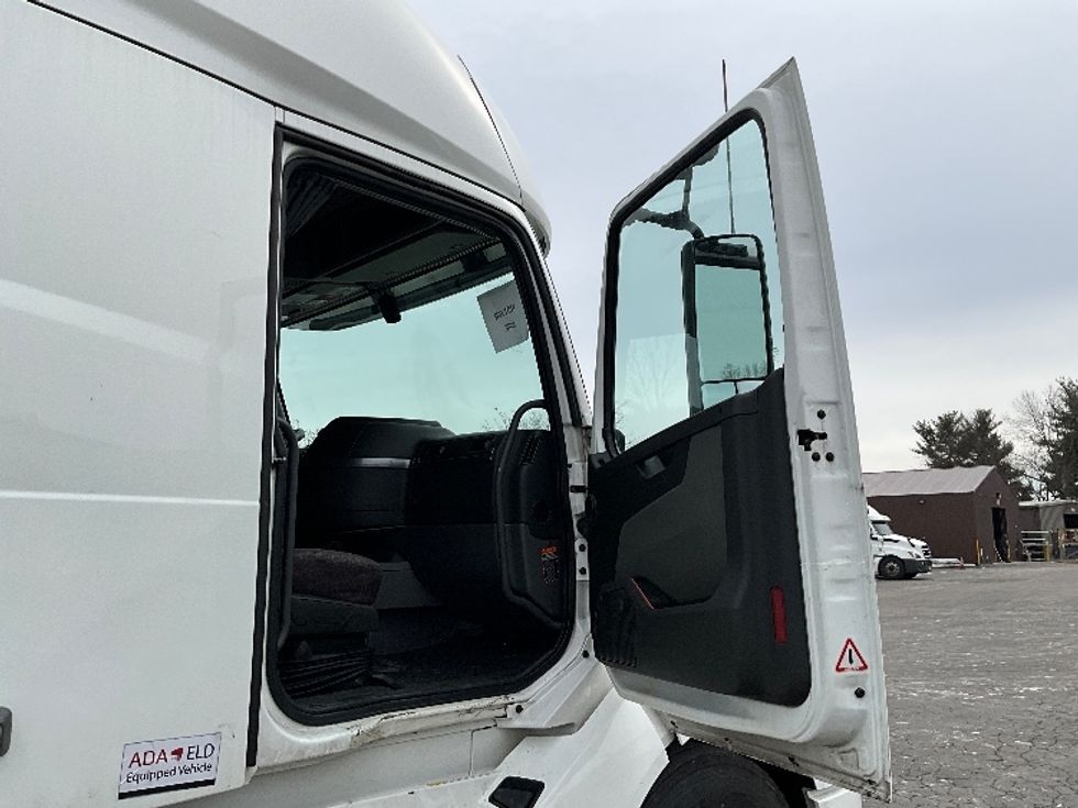 Sleeper Tractor-Heavy Duty Tractors-Volvo-2022-VNL64760-Reading-PA-639,612\n\t\tmiles-$ 56,500 - Image 13