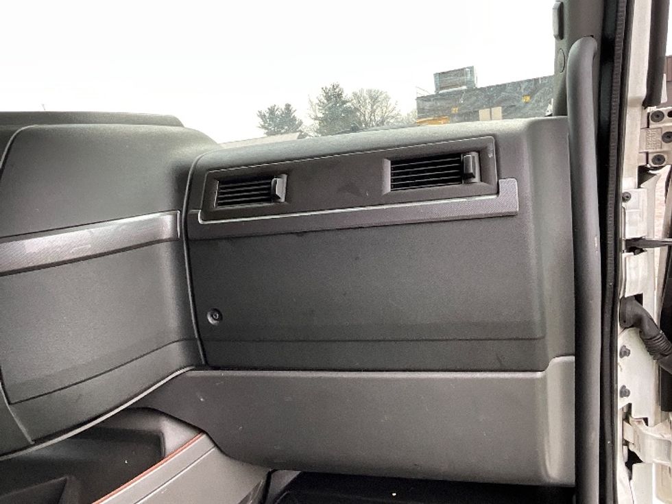 Sleeper Tractor-Heavy Duty Tractors-Volvo-2022-VNL64760-Reading-PA-639,612\n\t\tmiles-$ 56,500 - Image 14