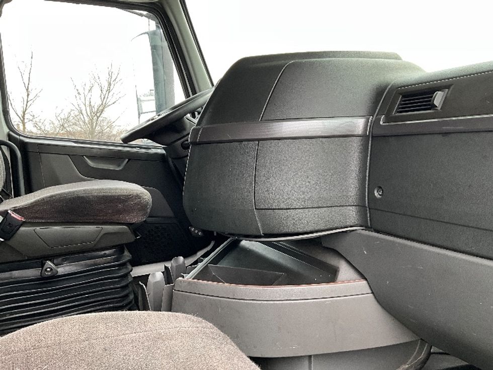 Sleeper Tractor-Heavy Duty Tractors-Volvo-2022-VNL64760-Reading-PA-639,612\n\t\tmiles-$ 56,500 - Image 15