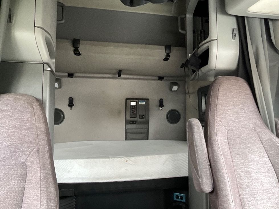 Sleeper Tractor-Heavy Duty Tractors-Volvo-2022-VNL64760-Reading-PA-639,612\n\t\tmiles-$ 56,500 - Image 16