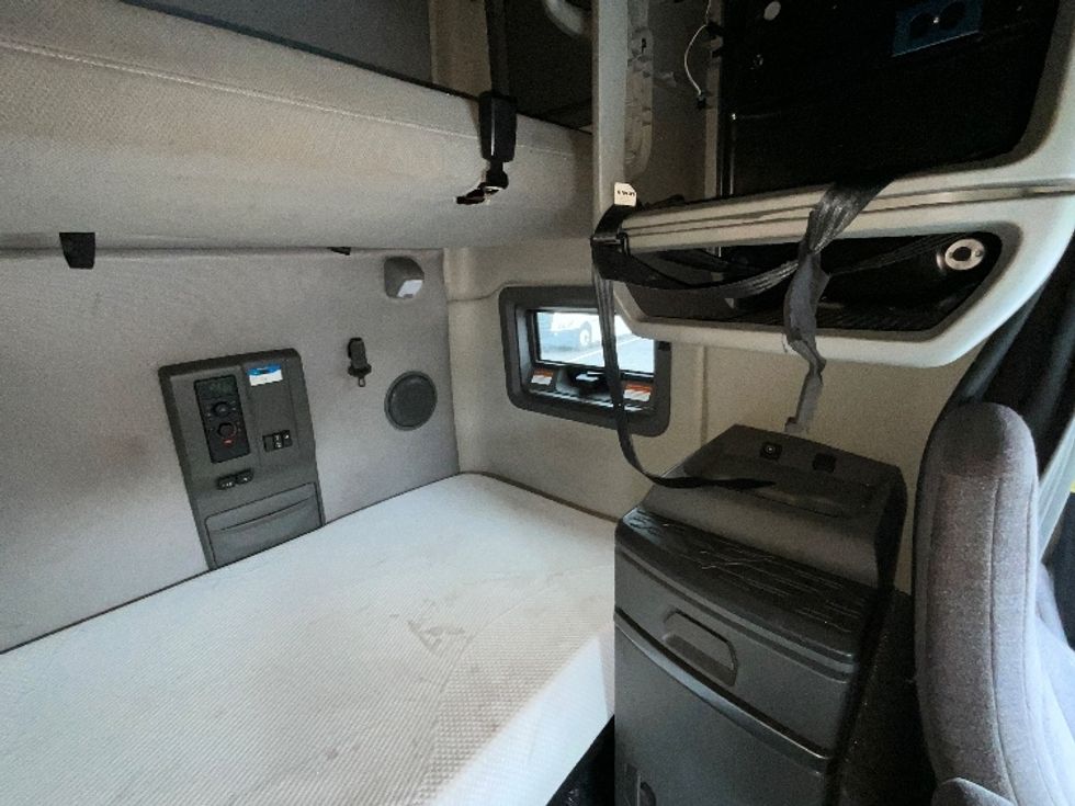 Sleeper Tractor-Heavy Duty Tractors-Volvo-2022-VNL64760-Reading-PA-639,612\n\t\tmiles-$ 56,500 - Image 18