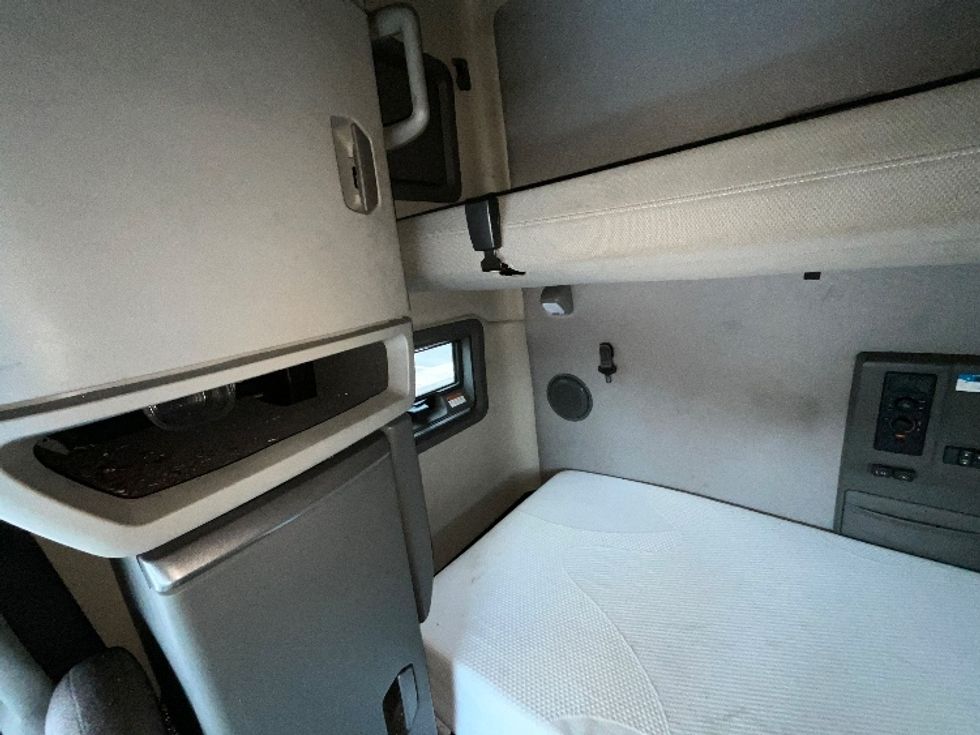 Sleeper Tractor-Heavy Duty Tractors-Volvo-2022-VNL64760-Reading-PA-639,612\n\t\tmiles-$ 56,500 - Image 19