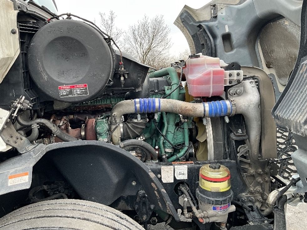 Sleeper Tractor-Heavy Duty Tractors-Volvo-2022-VNL64760-Reading-PA-639,612\n\t\tmiles-$ 56,500 - Image 20