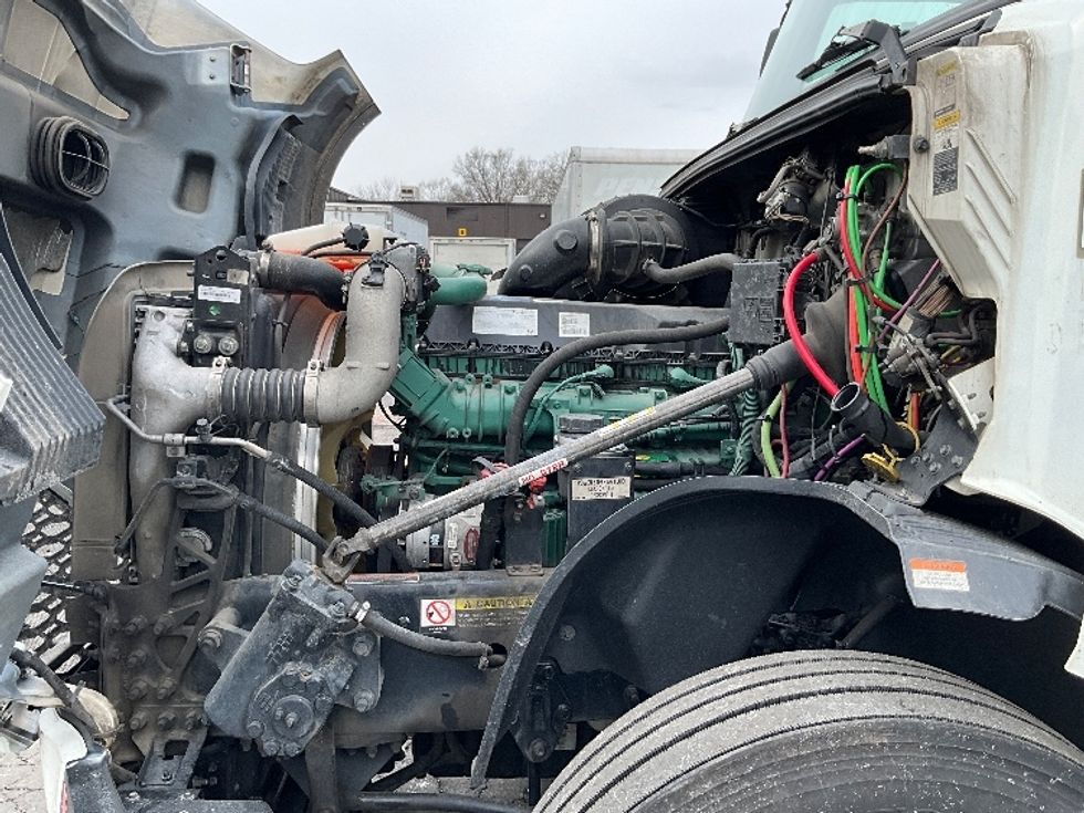 Sleeper Tractor-Heavy Duty Tractors-Volvo-2022-VNL64760-Reading-PA-639,612\n\t\tmiles-$ 56,500 - Image 21
