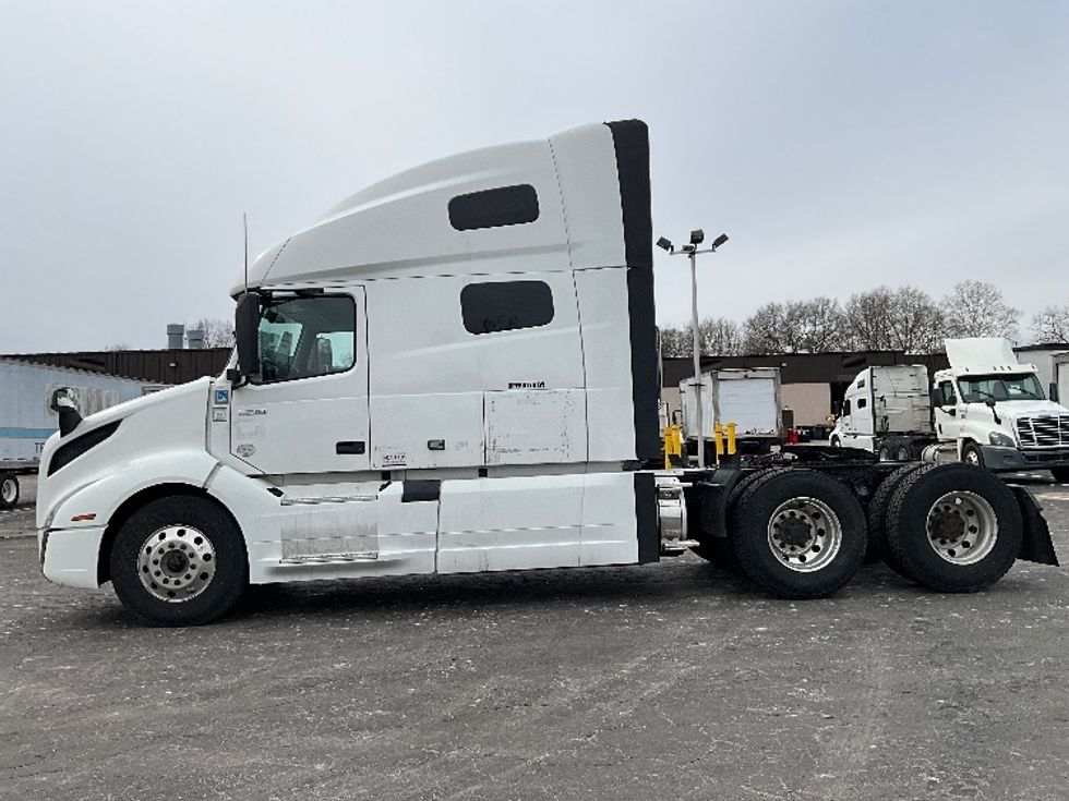 Sleeper Tractor-Heavy Duty Tractors-Volvo-2022-VNL64760-Reading-PA-639,612\n\t\tmiles-$ 56,500 - Image 4