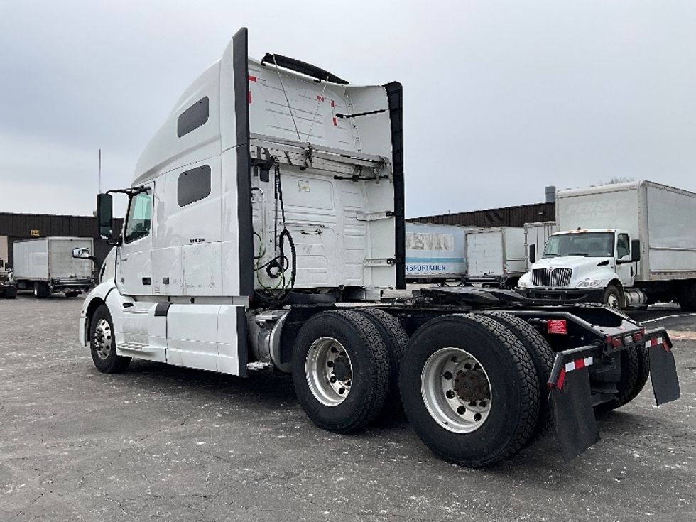 Sleeper Tractor-Heavy Duty Tractors-Volvo-2022-VNL64760-Reading-PA-639,612\n\t\tmiles-$ 56,500 - Image 5