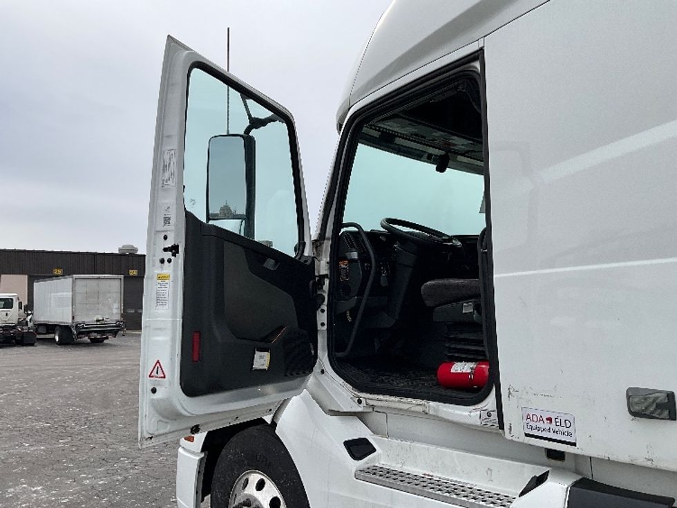 Sleeper Tractor-Heavy Duty Tractors-Volvo-2022-VNL64760-Reading-PA-639,612\n\t\tmiles-$ 56,500 - Image 9