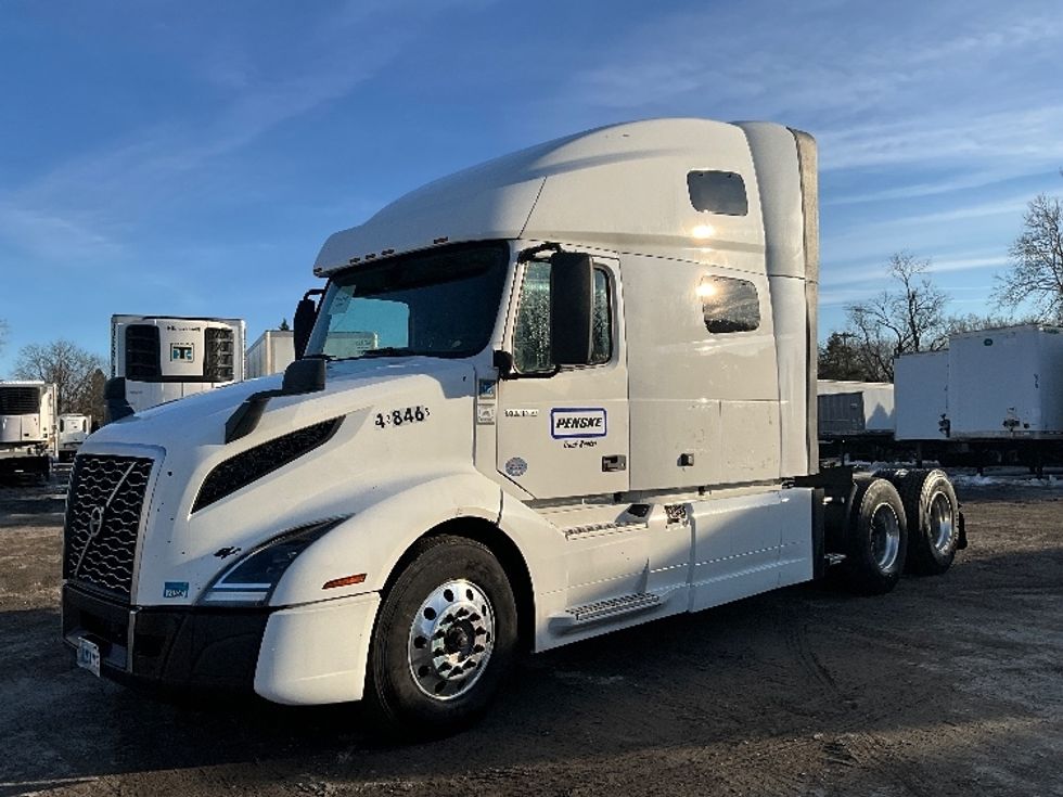 Sleeper Tractor-Heavy Duty Tractors-Volvo-2022-VNL64760-Reading-PA-639,776\n\t\tmiles-$ 56,500 - Image 1