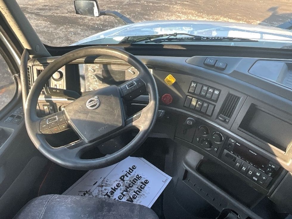 Sleeper Tractor-Heavy Duty Tractors-Volvo-2022-VNL64760-Reading-PA-639,776\n\t\tmiles-$ 56,500 - Image 11