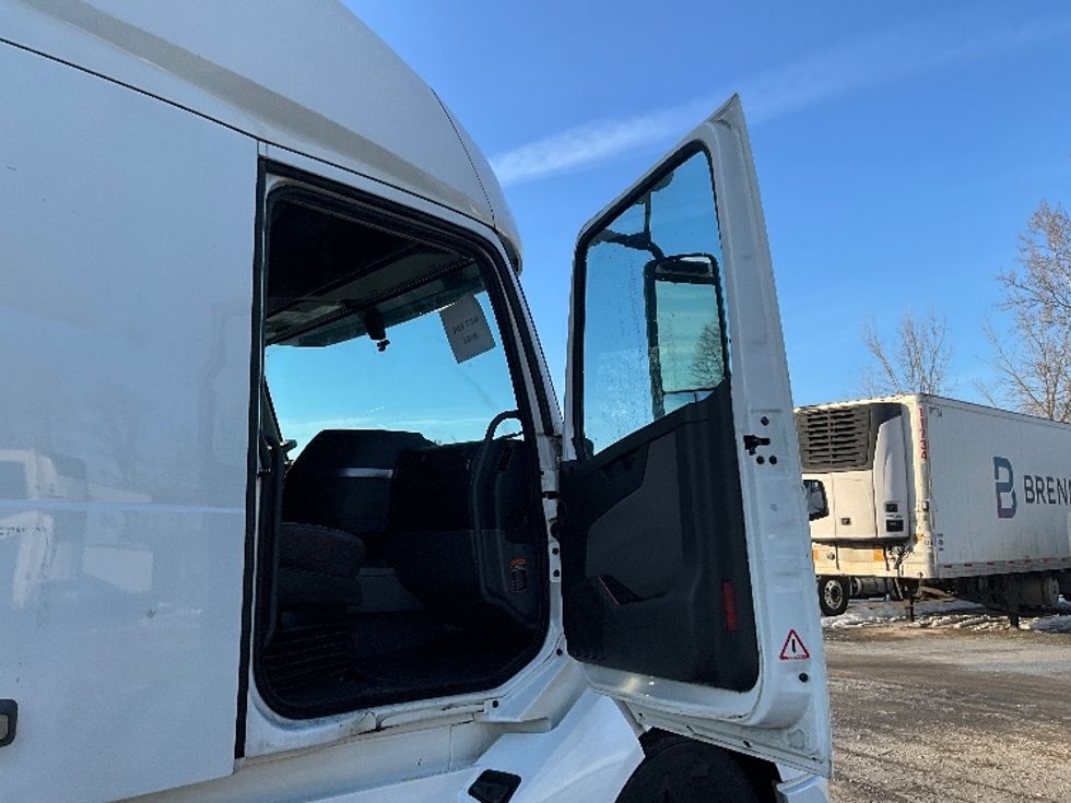 Sleeper Tractor-Heavy Duty Tractors-Volvo-2022-VNL64760-Reading-PA-639,776\n\t\tmiles-$ 56,500 - Image 13