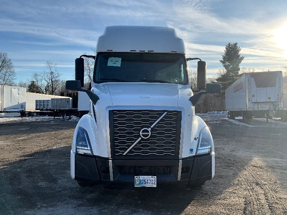 Sleeper Tractor-Heavy Duty Tractors-Volvo-2022-VNL64760-Reading-PA-639,776\n\t\tmiles-$ 56,500 - Image 2