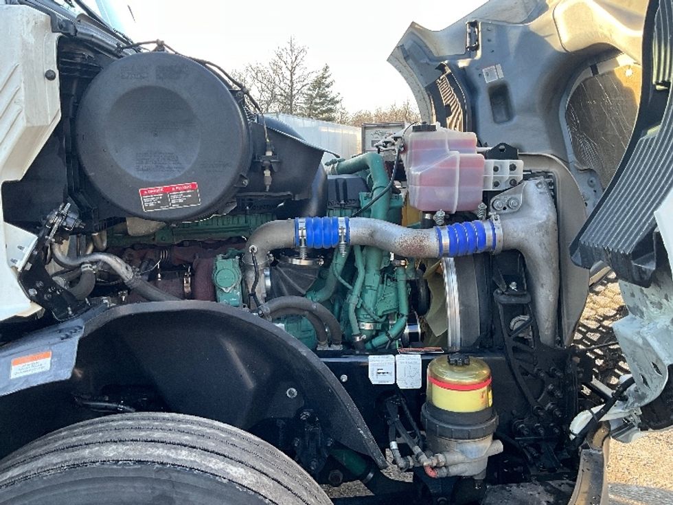 Sleeper Tractor-Heavy Duty Tractors-Volvo-2022-VNL64760-Reading-PA-639,776\n\t\tmiles-$ 56,500 - Image 20