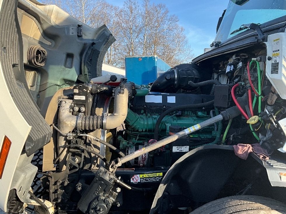Sleeper Tractor-Heavy Duty Tractors-Volvo-2022-VNL64760-Reading-PA-639,776\n\t\tmiles-$ 56,500 - Image 21