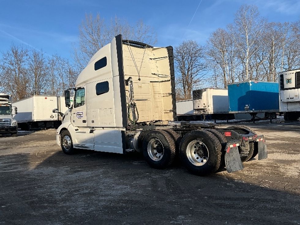 Sleeper Tractor-Heavy Duty Tractors-Volvo-2022-VNL64760-Reading-PA-639,776\n\t\tmiles-$ 56,500 - Image 5