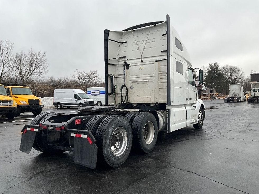 Sleeper Tractor-Heavy Duty Tractors-Volvo-2022-VNL64760-Reading-PA-639,776\n\t\tmiles-$ 56,500 - Image 7
