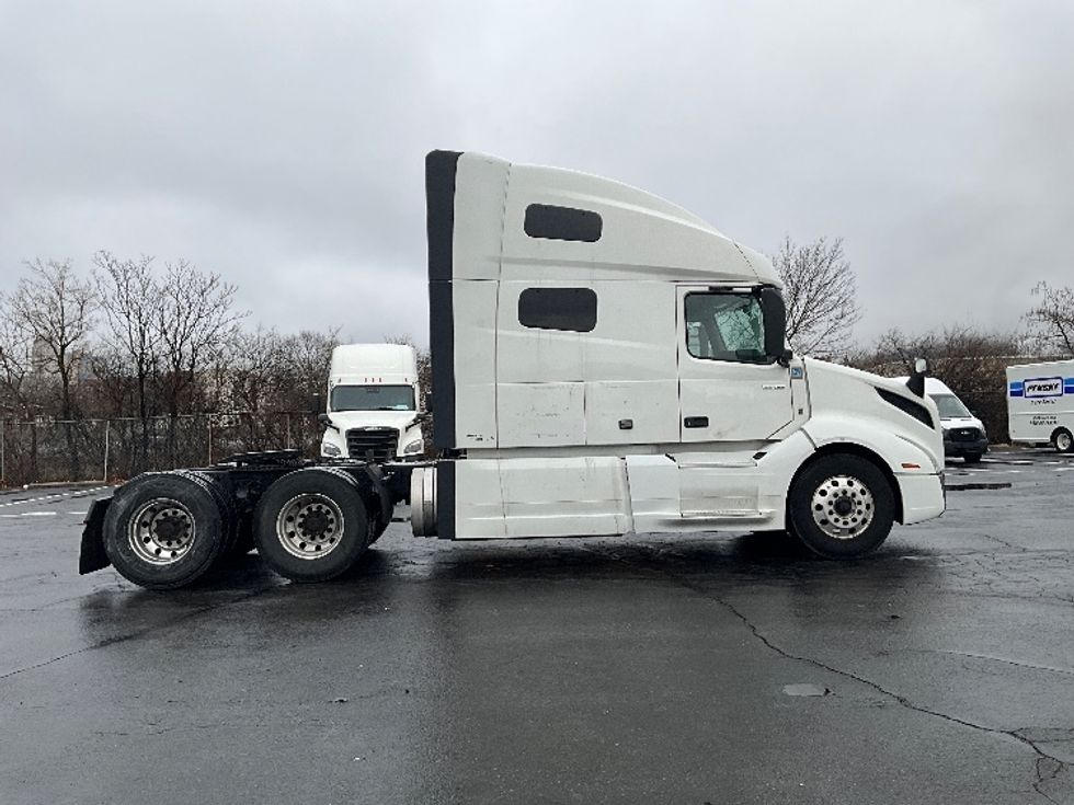 Sleeper Tractor-Heavy Duty Tractors-Volvo-2022-VNL64760-Reading-PA-639,776\n\t\tmiles-$ 56,500 - Image 8