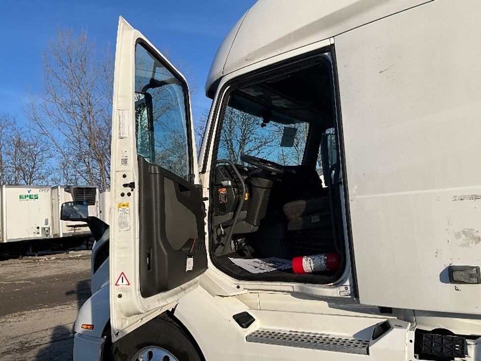 Sleeper Tractor-Heavy Duty Tractors-Volvo-2022-VNL64760-Reading-PA-639,776\n\t\tmiles-$ 56,500 - Image 9