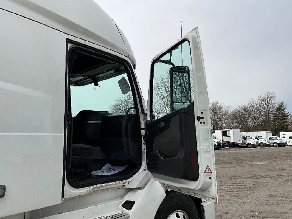 Sleeper Tractor-Heavy Duty Tractors-Volvo-2022-VNL64760-Reading-PA-669,211\n\t\tmiles-$ 53,750 - Image 13