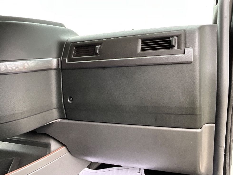 Sleeper Tractor-Heavy Duty Tractors-Volvo-2022-VNL64760-Reading-PA-669,211\n\t\tmiles-$ 53,750 - Image 14