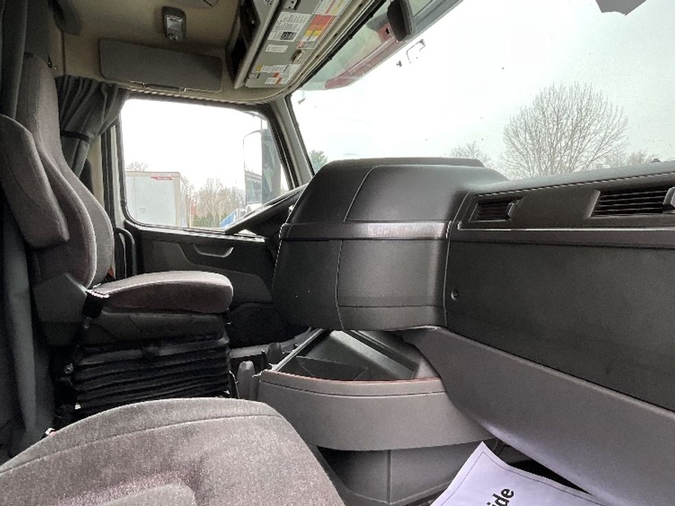 Sleeper Tractor-Heavy Duty Tractors-Volvo-2022-VNL64760-Reading-PA-669,211\n\t\tmiles-$ 53,750 - Image 15