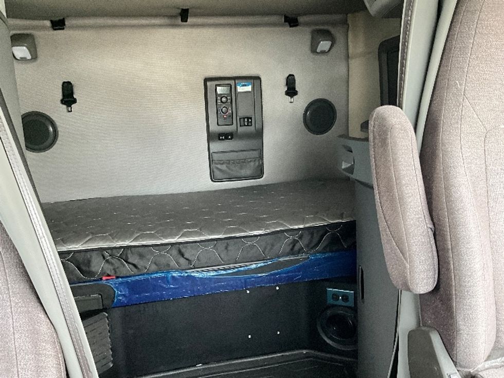 Sleeper Tractor-Heavy Duty Tractors-Volvo-2022-VNL64760-Reading-PA-669,211\n\t\tmiles-$ 53,750 - Image 16