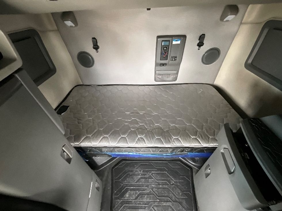 Sleeper Tractor-Heavy Duty Tractors-Volvo-2022-VNL64760-Reading-PA-669,211\n\t\tmiles-$ 53,750 - Image 17