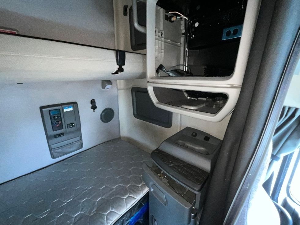 Sleeper Tractor-Heavy Duty Tractors-Volvo-2022-VNL64760-Reading-PA-669,211\n\t\tmiles-$ 53,750 - Image 18