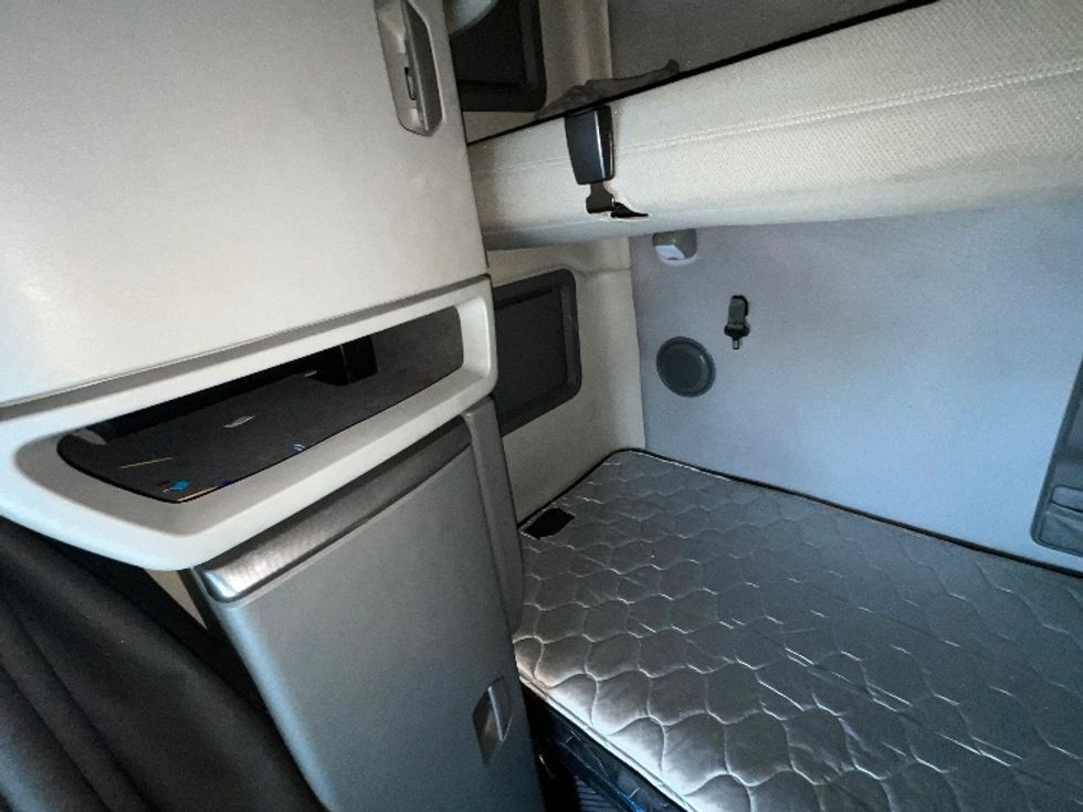 Sleeper Tractor-Heavy Duty Tractors-Volvo-2022-VNL64760-Reading-PA-669,211\n\t\tmiles-$ 53,750 - Image 19