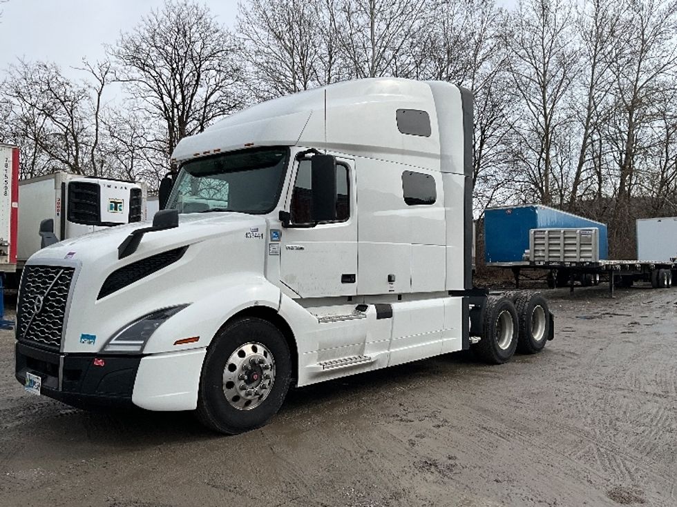 Sleeper Tractor-Heavy Duty Tractors-Volvo-2022-VNL64760-Reading-PA-669,211\n\t\tmiles-$ 53,750 - Image 3