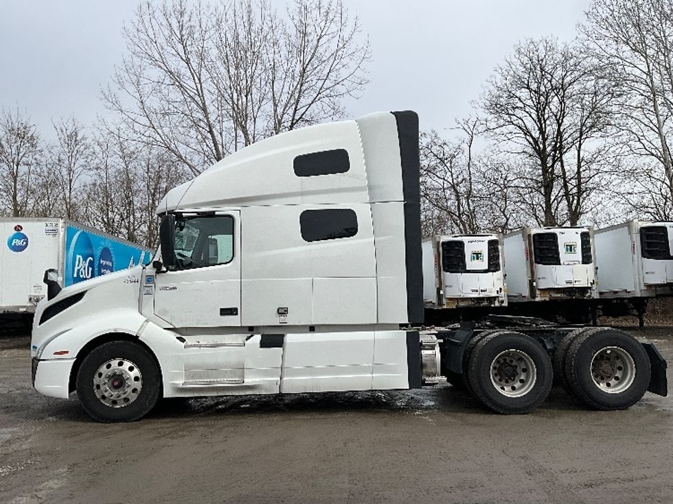 Sleeper Tractor-Heavy Duty Tractors-Volvo-2022-VNL64760-Reading-PA-669,211\n\t\tmiles-$ 53,750 - Image 4