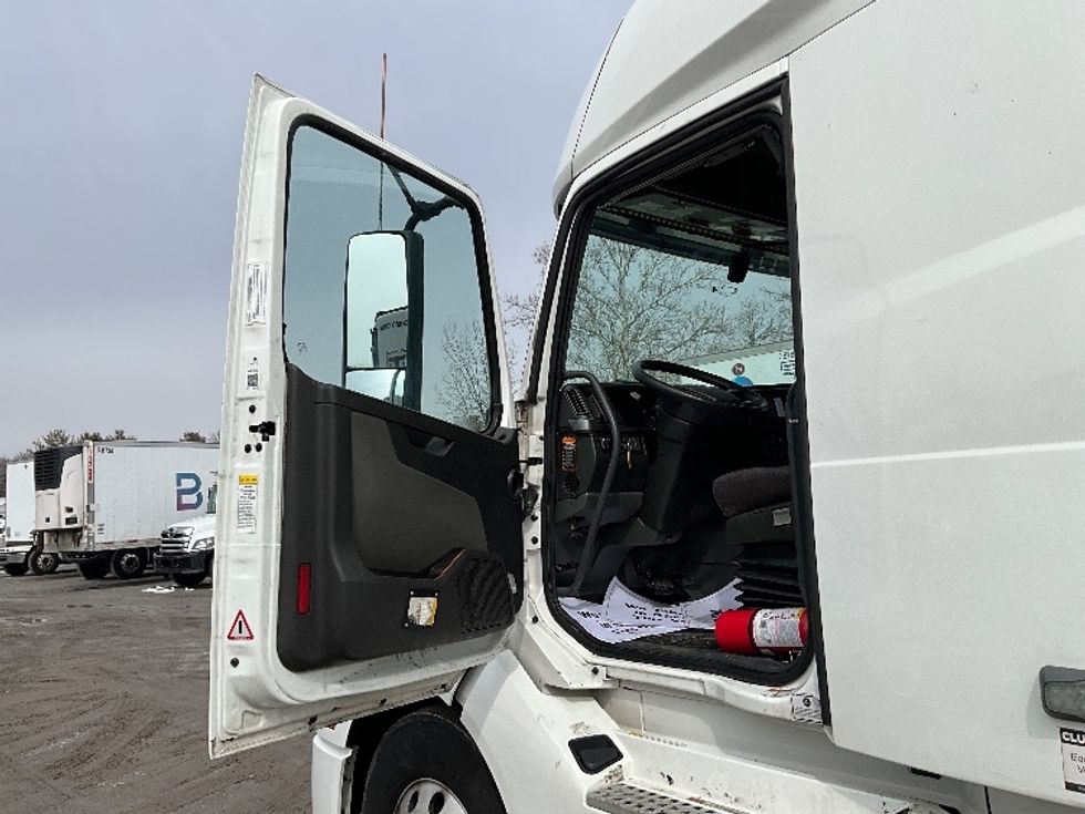 Sleeper Tractor-Heavy Duty Tractors-Volvo-2022-VNL64760-Reading-PA-669,211\n\t\tmiles-$ 53,750 - Image 9