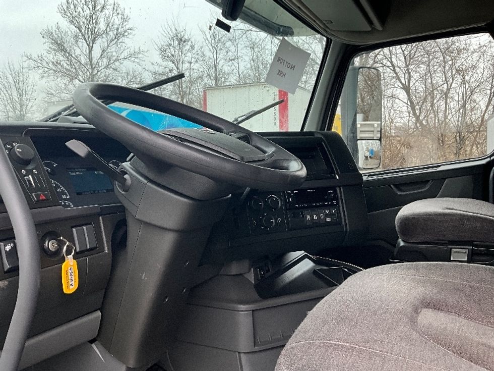 Sleeper Tractor-Heavy Duty Tractors-Volvo-2022-VNL64760-Reading-PA-677,148\n\t\tmiles-$ 53,000 - Image 10