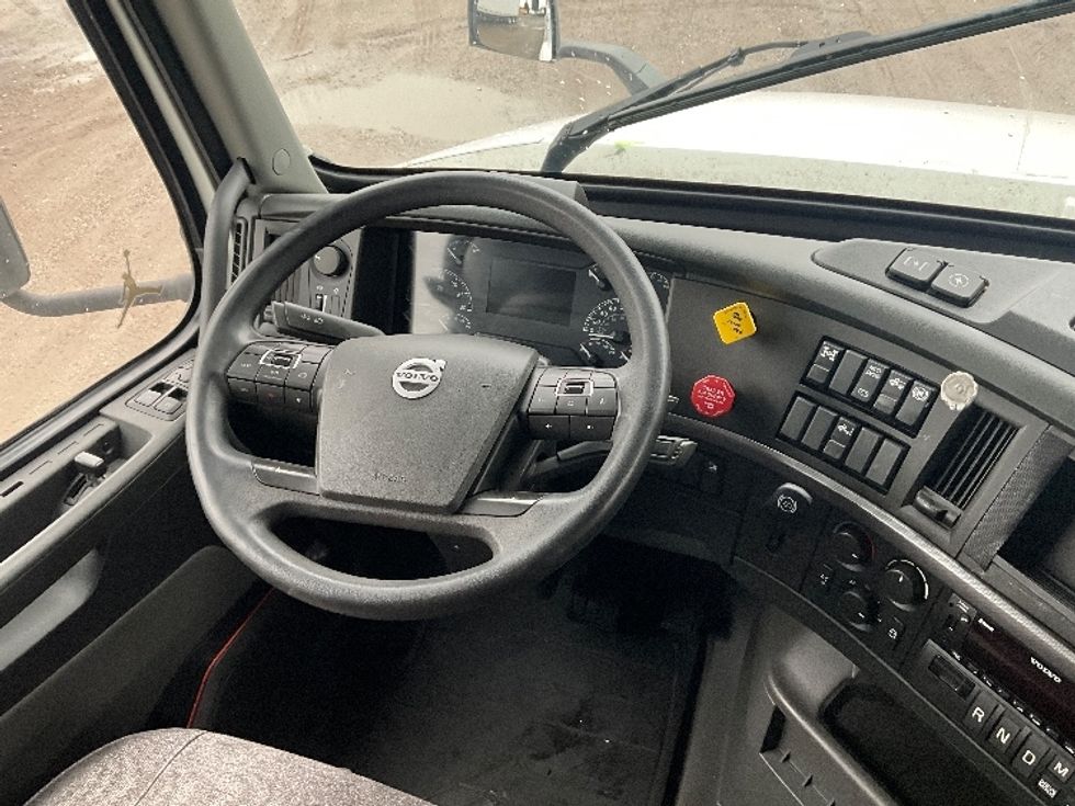 Sleeper Tractor-Heavy Duty Tractors-Volvo-2022-VNL64760-Reading-PA-677,148\n\t\tmiles-$ 53,000 - Image 11